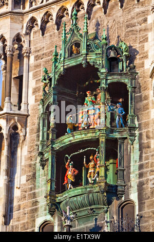 Le Glockenspiel sur la tour principale le Neues Rathaus (Nouvel Hôtel de Ville) dans la Marienplatz à la Ville München (Munich) Bavière Banque D'Images