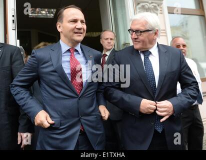 Saint Petersburg, Russie. 10 Juin, 2014. Le ministre allemand des Affaires étrangères Frank-Walter Steinmeier (R) se félicite de son collègue polonais Radoslaw Sikorski à la consulat allemand à Saint Petersburg, Russie, 10 juin 2014. Steinmeier rencontre ses collègues polonais et russes pour des entretiens. Dpa : Crédit photo alliance/Alamy Live News Banque D'Images