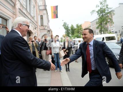 Saint Petersburg, Russie. 10 Juin, 2014. Le ministre allemand des Affaires étrangères Frank-Walter Steinmeier (L) se félicite de son collègue polonais Radoslaw Sikorski à la consulat allemand à Saint Petersburg, Russie, 10 juin 2014. Steinmeier rencontre ses collègues polonais et russes pour des entretiens. Dpa : Crédit photo alliance/Alamy Live News Banque D'Images