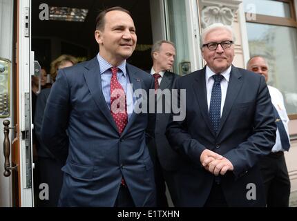 Saint Petersburg, Russie. 10 Juin, 2014. Le ministre allemand des Affaires étrangères Frank-Walter Steinmeier (R) se félicite de son collègue polonais Radoslaw Sikorski à la consulat allemand à Saint Petersburg, Russie, 10 juin 2014. Steinmeier rencontre ses collègues polonais et russes pour des entretiens. Dpa : Crédit photo alliance/Alamy Live News Banque D'Images