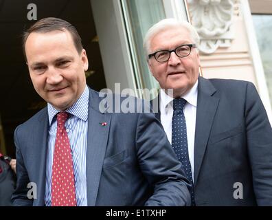 Saint Petersburg, Russie. 10 Juin, 2014. Le ministre allemand des Affaires étrangères Frank-Walter Steinmeier (R) se félicite de son collègue polonais Radoslaw Sikorski à la consulat allemand à Saint Petersburg, Russie, 10 juin 2014. Steinmeier rencontre ses collègues polonais et russes pour des entretiens. Dpa : Crédit photo alliance/Alamy Live News Banque D'Images