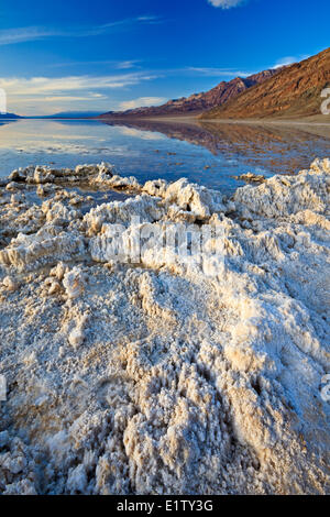 Après de fortes pluies, l'eau du bassin de Badwater Badwater rempli, bassin, Death Valley National Park, California, USA Banque D'Images