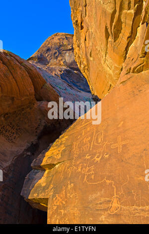 Pétroglyphes à l'Atlatl Rock, Vallée de Feu Park, Nevada, USA Banque D'Images