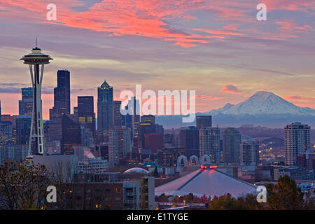 Les nuages colorés pendant le lever du soleil au-dessus de la ville de Seattle et de la célèbre Space Needle monument, l'État de Washington, USA. Banque D'Images