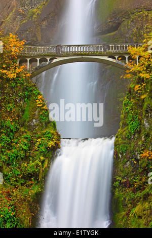 Multnomah Falls une attraction touristique 611-foot-tall roaring awe-inspiring cascade à la fin de l'automne avec pont Benson Banque D'Images