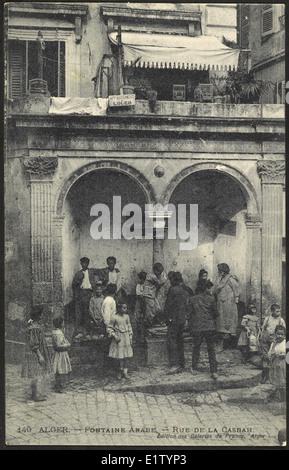 Photographie historique de la Fontaine arabe située rue de la Casbah à Alger, Algérie. L'image illustre l'importance architecturale et culturelle de la fontaine au début du XXe siècle. Banque D'Images