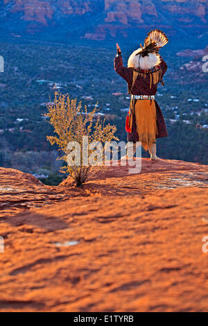 Native American (American Indian) célébrer la cérémonie du lever du soleil au sommet d'une Mesa près de Sedona, Arizona, USA Banque D'Images