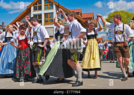 Maibaumfest traditionnels à Putzbrunn dans le sud de la Bavière, en Allemagne, près de Munich. Banque D'Images