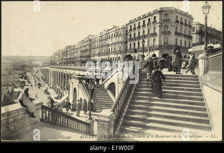 Cette image montre une vue d'Alger, mettant en évidence l'escalier de la pêche et le boulevard de la République. La photographie capture l'architecture et le paysage urbain d'Alger au début du XXe siècle. Banque D'Images