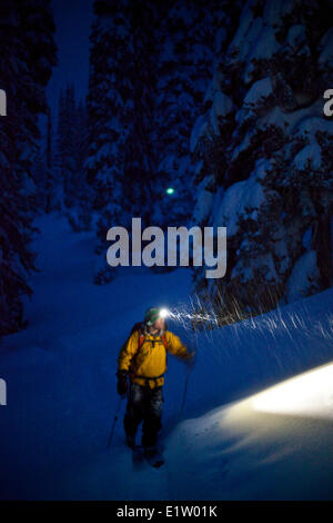 Un homme revenant d'une journée de ski de randonnée, Sol Mountain Lodge, l'arrière-pays Monashee, Revelstoke, BC Banque D'Images