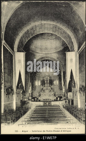 Une vue intérieure de la basilique notre-Dame d'Afrique à Alger, Algérie, mettant en valeur sa grandeur architecturale et son importance religieuse. La basilique est un point de repère important du début du XXe siècle, avec des dessins d'autels détaillés et une valeur historique. Banque D'Images