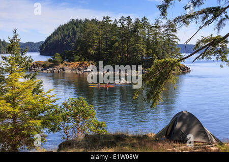 Deux kayakistes pagayer autour de l'Îles Penn dans Sutil Channel entre lire et Cortes îles. British Columbia, Canada Banque D'Images