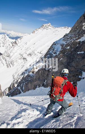 Un skieur d'arrière-pays s'apprête à descendre un couloir raide avec un passage de calcaire unique en elle. Mt. Peter Lougheed français Banque D'Images