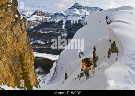 Un skieur d'arrière-pays sur la télé skis gouttes dans un couloir raide le long de la promenade des Glaciers, le parc national Banff, AB Banque D'Images