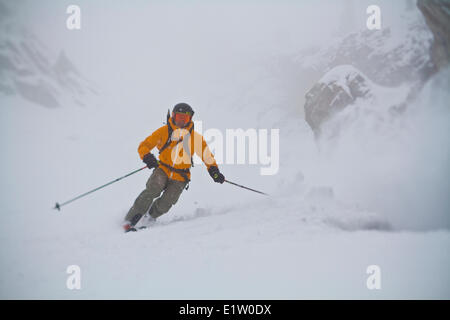 Un skieur de télémark de l'arrière-pays de baisser la tête un couloir raide en Spray Lakes, Kananaskis, près de Canmore AB Banque D'Images