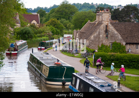 L'activité de week-end sur le Kennet and Avon Canal à Bathampton Somerset England UK Banque D'Images