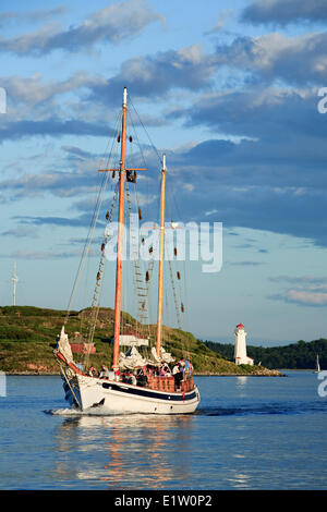 Bateau à voile à Mar navigue passé George's Island dans le port de Halifax, en Nouvelle-Écosse, au cours d'une visite du port. Banque D'Images