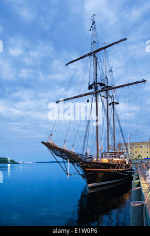 Navire à voile à la location ou la paix dans le port de Halifax au cours de la 2012 Tall Ships Festival à Halifax, en Nouvelle-Écosse. Banque D'Images