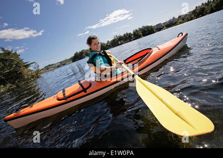 Femme kayak sur le lac Micmac à Dartmouth, en Nouvelle-Écosse, partie de la municipalité régionale de Halifax. Banque D'Images