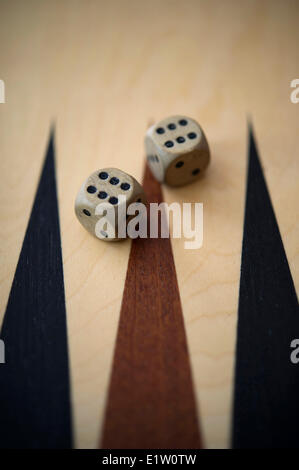 Dés de backgammon se trouvant sur le terrain de jeu Banque D'Images