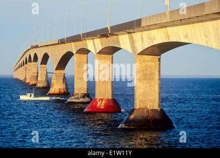 Traversée en bateau de pêche sous le pont de la Confédération est de l'île Borden à vers New Brunswick Canada Banque D'Images