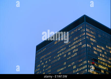 Windows illuminés à la partie supérieure de Toronto Dominion Centre d'une tour à bureaux au centre-ville de Toronto (Ontario) Banque D'Images