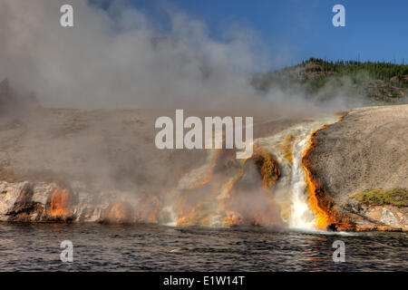 L'eau chaude d'Excelsior Geyser, Midway Geyser Basin, Parc National de Yellowstone, Wyoming, USA Banque D'Images