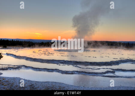 Soir, grande fontaine Geyser, Firehole Lake Drive, le Parc National de Yellowstone, Wyoming, USA Banque D'Images