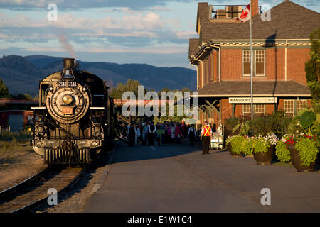 KHR 2141 - L'esprit de Kamloops se prépare pour le départ de la locomotive à vapeur à Kamloops, BC, Canada. Banque D'Images