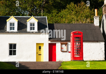 Petit et pittoresque vieux bâtiments/maisons dans la ville côtière de Plockton, en Écosse. Banque D'Images