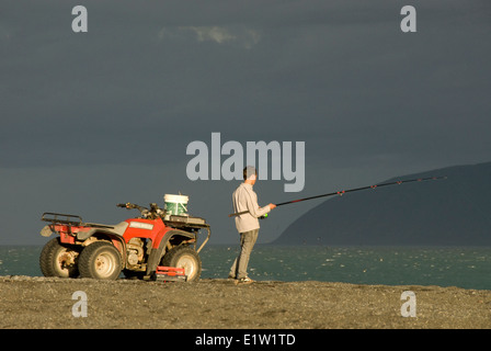 Pêcheur et quad sur la plage au Lac Wairarapa, Ferry, North Island, New Zealand Banque D'Images