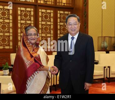 Beijing, Chine. 10 Juin, 2014. Yu Zhengsheng (R), président du Comité National de la Conférence consultative politique du peuple chinois (CCPPC), rencontre le Premier Ministre du Bangladesh Sheikh Hasina Wajed, à Beijing, capitale de Chine, le 10 juin 2014. Credit : Ding Lin/Xinhua/Alamy Live News Banque D'Images