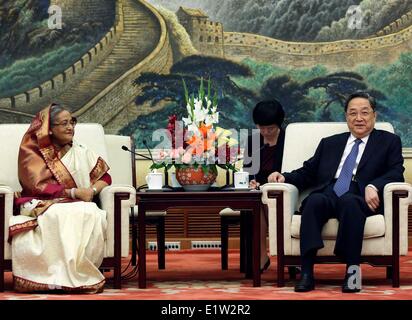 Beijing, Chine. 10 Juin, 2014. Yu Zhengsheng (R), président du Comité National de la Conférence consultative politique du peuple chinois (CCPPC), rencontre le Premier Ministre du Bangladesh Sheikh Hasina Wajed, à Beijing, capitale de Chine, le 10 juin 2014. Credit : Ding Lin/Xinhua/Alamy Live News Banque D'Images