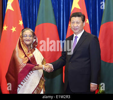 (140610) -- BEIJING, 10 juin 2014 (Xinhua) -- le président chinois Xi Jinping (R) rencontre avec le Premier Ministre du Bangladesh Sheikh Hasina Wajed, à Beijing, capitale de Chine, le 10 juin 2014. (Xinhua/Ding Lin) (zkr) Banque D'Images