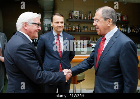 Saint Petersburg, Russie. 10 Juin, 2014. Le ministre allemand des Affaires étrangères Frank-Walter Steinmeier (L-R), se félicite le ministre polonais des Affaires étrangères Radoslaw Sikorski et le Ministre russe des Affaires étrangères Sergueï Lavrov avant que les négociations en Saint Petersburg, Russie, 10 juin 2014. Photo : THOMAS TRUTSCHEL /PHOTOTHEK/DPA/Alamy Live News Banque D'Images