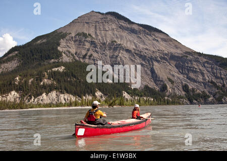 Père et fille canot sur la rivière Nahanni, la réserve de parc national Nahanni, Territoires du Nord-Ouest, préserver le Canada. Banque D'Images