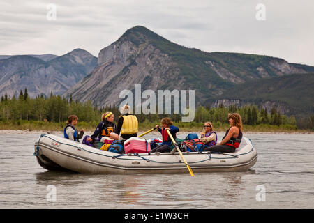 Jeune fille prend un virage sur les rames d'un radeau sur la rivière Nahanni, la réserve de parc national Nahanni, Territoires du Nord-Ouest, préserver le Canada. Banque D'Images