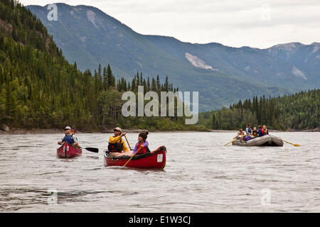 Deux canoës et raft sur la rivière Nahanni, la réserve de parc national Nahanni, Territoires du Nord-Ouest, préserver le Canada. Banque D'Images