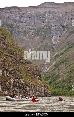 Deux canoës et raft sur la rivière Nahanni, la réserve de parc national Nahanni, Territoires du Nord-Ouest, préserver le Canada. Banque D'Images