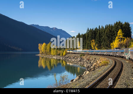 Train de passagers le long de Moose Lake dans le parc national Jasper, Alberta, Canada. Banque D'Images