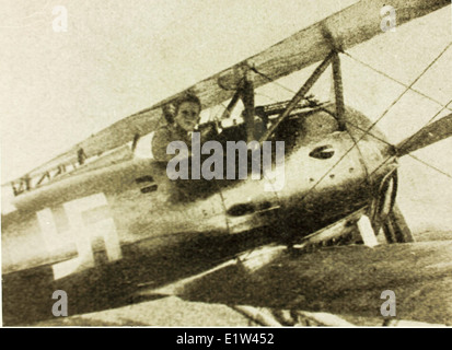 Cette photographie montre le Lt. Herman Gilly, un aviateur allemand pendant la première Guerre mondiale. Le Lt. Gilly faisait partie des Luftstreitkräfte allemands et participait à d'importants combats aériens. Ses expériences reflètent le rôle de l'aviation allemande pendant la guerre, se concentrant sur les combats aériens et les missions de reconnaissance dans le ciel au-dessus de l'Europe entre 1914 et 1918. Banque D'Images