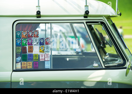 Voir les autocollants sur la fenêtre d'un écran partagé VW Volkswagen camper van VW à un spectacle. L'Angleterre Banque D'Images