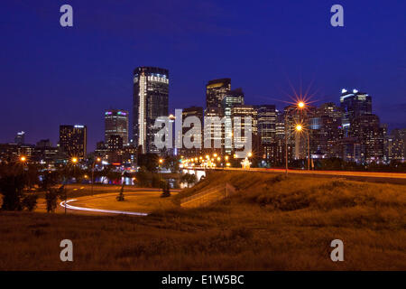 Calgary Skyline at night vue depuis le nord en rue Centre, Calgary, AB, Canada. Banque D'Images