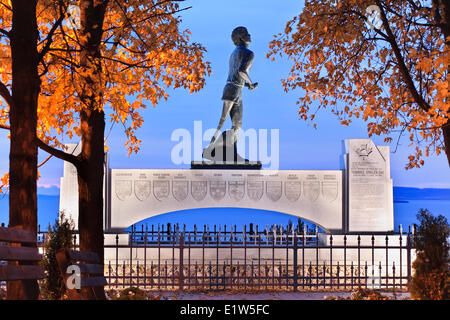 Statue commémorative de Terry Fox à l'aube, Thunder Bay, Ontario, Canada Banque D'Images