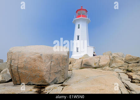 Phare et côte rocheuse, Peggy's Cove, Nova Scotia, Canada Banque D'Images