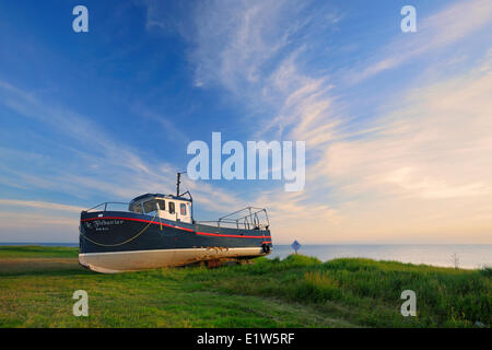 Vieux bateau et nuages sur les rives du golfe du Saint-Laurent, le Cap Chat, Québec, Canada Banque D'Images