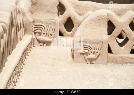 Sculptures en relief zoomorphes sur les murs en adobe de Chan Chan, la citadelle de la Culture Chimù près de Trujillo au Pérou La Libertad Banque D'Images