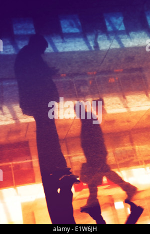 Silhouette en homme d'affaires moderne de l'intérieur. Des entrepreneurs en action. Banque D'Images