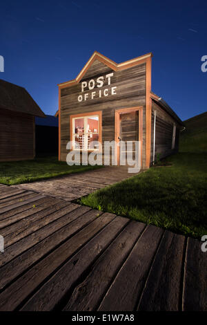 Saint Ann Ranch Provincial Historic Site près de Trochu, Alberta, Canada. Lumière de Nuit peint Banque D'Images