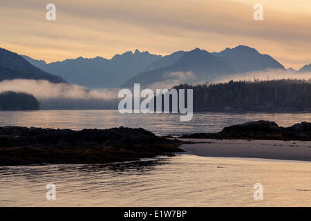 L'augmentation du brouillard matinal expose les montagnes près de la côte ouest de l'île de Vancouver vue Vargas Island dans la baie Clayoquot Banque D'Images